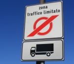 Reato di falsità per gli automobilisti che falsificano il pass per...