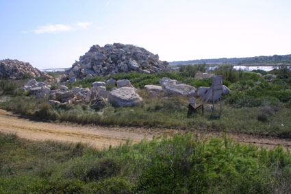 Oasi Le cesine, la spiaggia selvaggia cancellata da pietre e massi