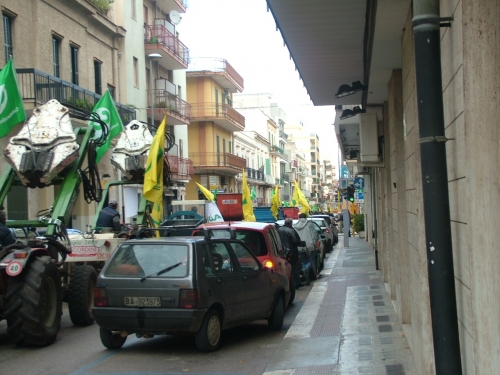 Bari, gli agricoltori in protesta bloccano il centro