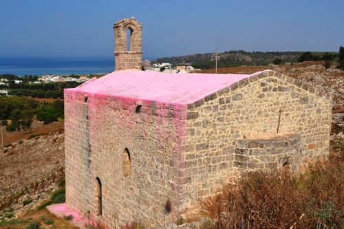 Imbrattata l'Abbazia di San Mauro