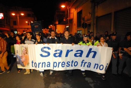 Fiaccolata per Sarah Scazzi ad Avetrana, la madre è convinta del...