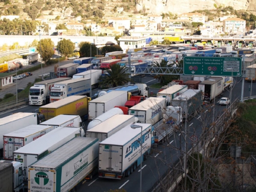 Caro gasolio: decine di tir in manifestazione a Bari